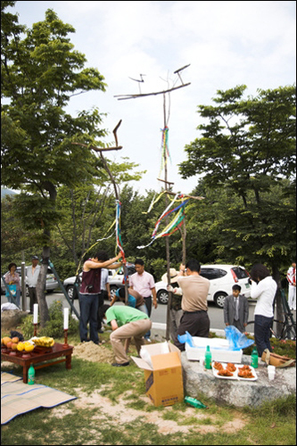 솟대 세우기. 일제시대 일본에 끌려갔다 해방과 함께 고국으로 돌아오던 중 돌아가신 분들을 위령하기 위해서 세웠습니다. 